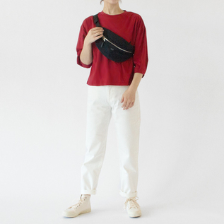 差し色になる落ち着いた赤色(RED、身長162cm)