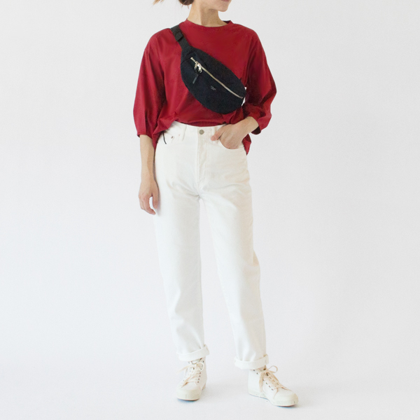 差し色になる落ち着いた赤色(RED、身長162cm)