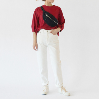 差し色になる落ち着いた赤色(RED、身長162cm)