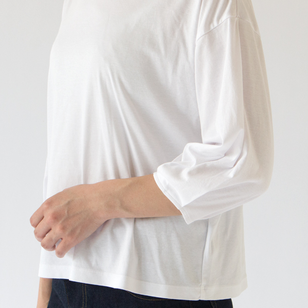 腕を隠しつつ涼しさも確保してくれる七分袖(WHITE)