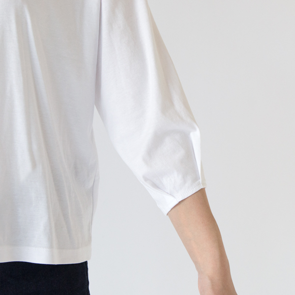 腕を隠しつつ涼しさも確保してくれる七分袖(WHITE)