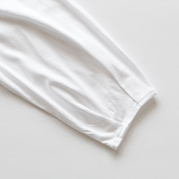 袖口のタックがさりげなく甘さをプラス(WHITE)