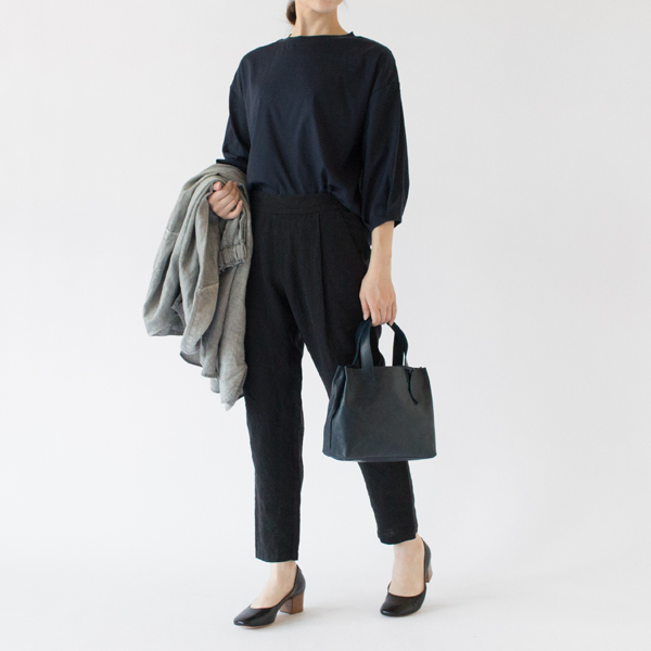 きれいめなコーディネートも叶えてくれます(NAVY、身長162cm)