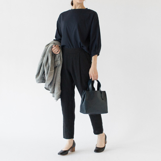 きれいめなコーディネートも叶えてくれます(NAVY、身長162cm)