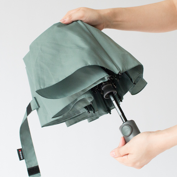 シャフトは閉じる時に限り手動で縮めます(GREEN)
