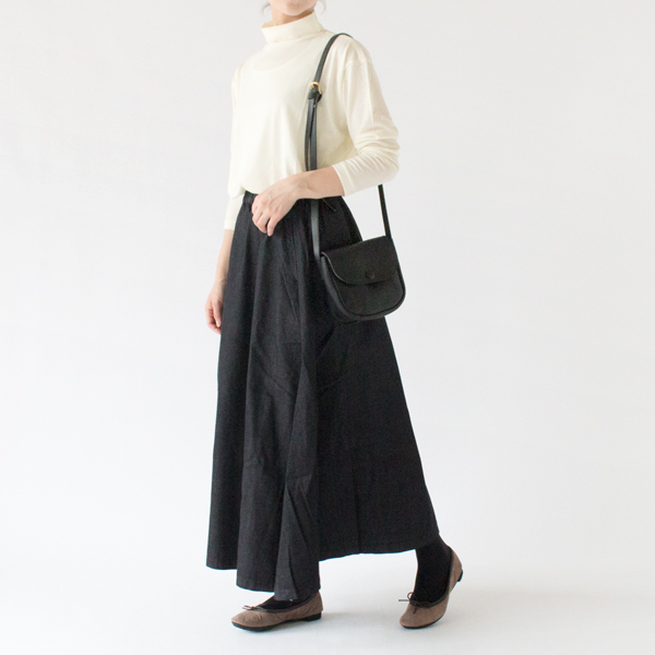 重くなりがちな秋冬スタイルをほどよく和らげてくれます（身長162cm）