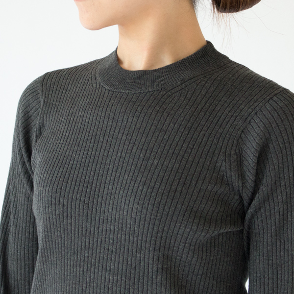 首元に沿うようなクルーネック(C.GREY) 首元に沿うようなクルーネック(C.GREY)