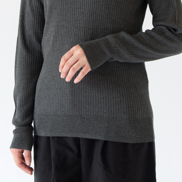 伸縮性のあるリブ編みでリラックス感のある着心地(C.GREY) 伸縮性のあるリブ編みでリラックス感のある着心地(C.GREY)