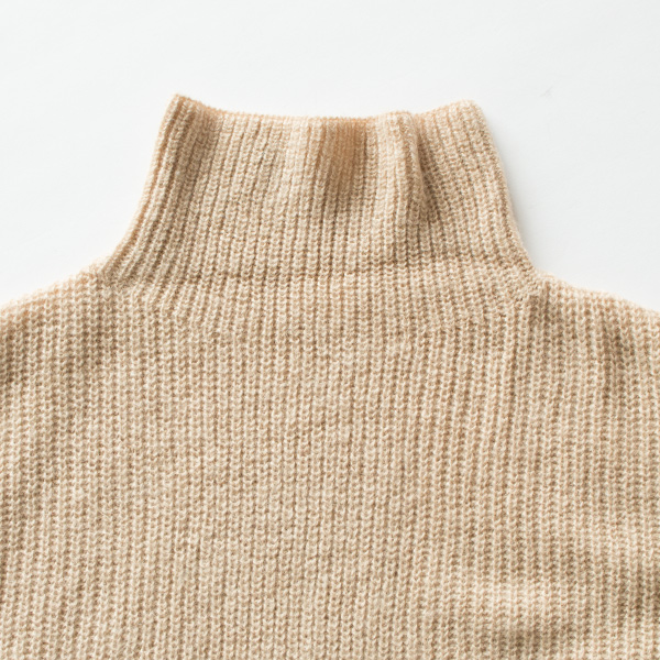 アルパカ100%のエアリーな着心地(BEIGE)