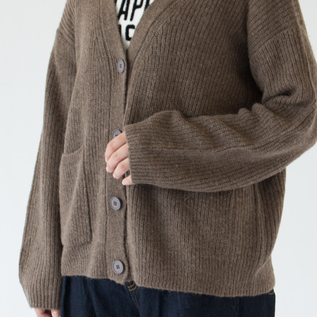 丸みを帯びたシルエットが可愛らしいカーディガン(G.BROWN) 丸みを帯びたシルエットが可愛らしいカーディガン(G.BROWN)