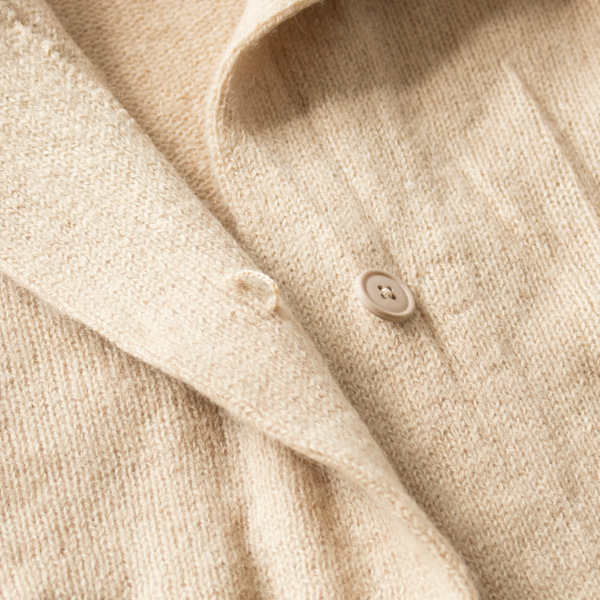 ボタンは一つ付いています(BEIGE) ボタンは一つ付いています(BEIGE)