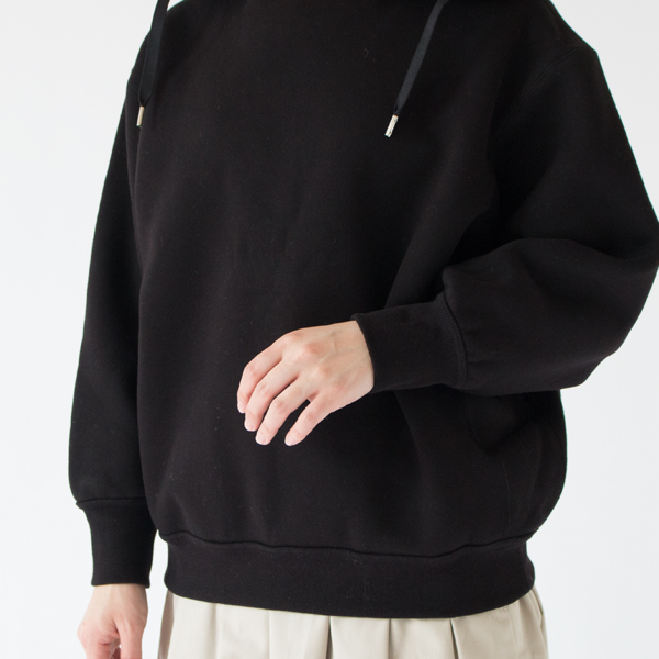 袖先や裾に向かって絞られたシルエット(BLACK)