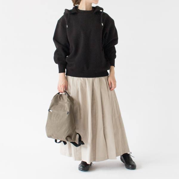 ロングスカートとも好相性(BLACK、身長162cm)
