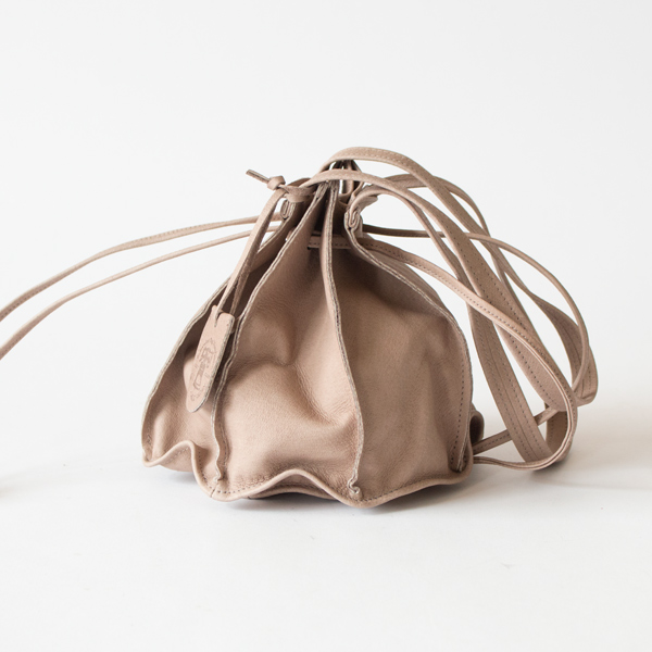 前後の紐をきゅっと絞ると名前の通りバルバス＝球根のようなデザインに(PINK BEIGE)