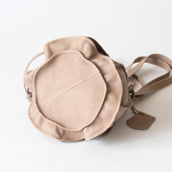 底部分もお花のようにひらひらとした縁が可愛らしい円形になっています(PINK BEIGE)