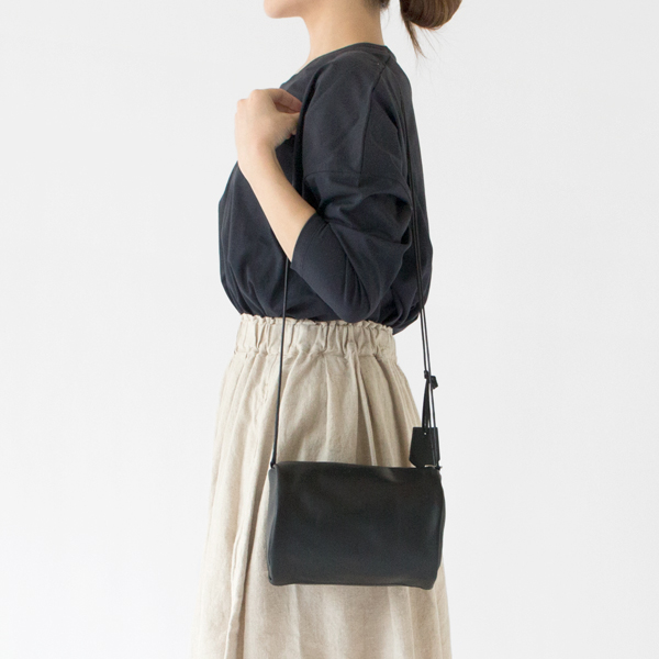 キャニスターのようなコロンとしたボディが特徴的なバッグ(身長162cm・BLACK)