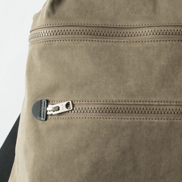 外側にはジッパーポケットが付いています(KHAKI)