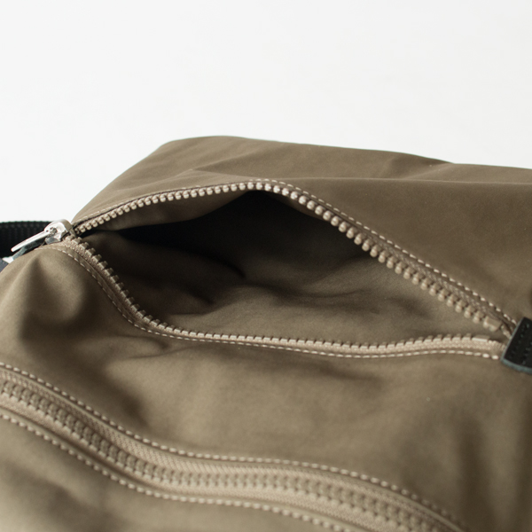 イヤホンやハンカチ、定期券など、すぐに取り出したい小物は外側のジッパーポケットへ(KHAKI)