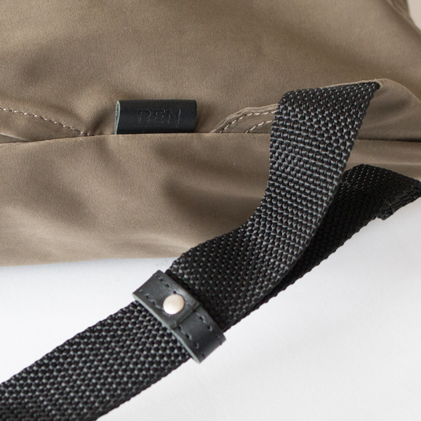 ショルダーはサイズ調節可能(KHAKI)