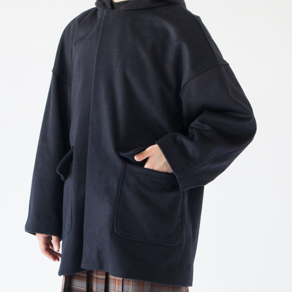大きめのフラップ付きポケット(NAVY)