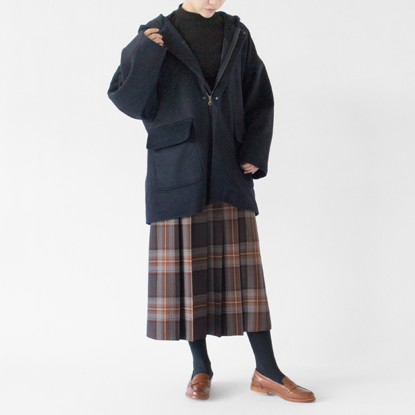 どんな色とも合わせやすい色味(NAVY、モデル身長：162cm)