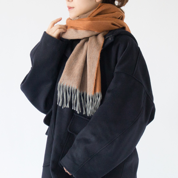 マフラーとも相性良く着られます(NAVY、モデル身長：162cm)