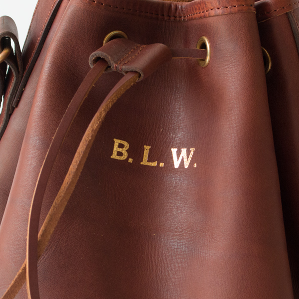 「荷物を詰め込んで放浪したくなる」を意味するBaggage Load Wanderlustの頭文字をとったB.L.W.の刻印(CAMEL)