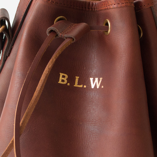 「荷物を詰め込んで放浪したくなる」を意味するBaggage Load Wanderlustの頭文字をとったB.L.W.の刻印(CAMEL)