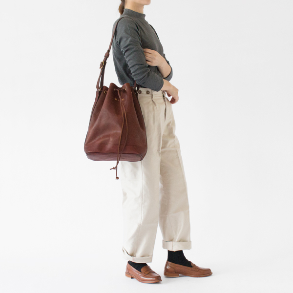 ヨーロッパヴィンテージをモダナイズした巾着型のバッグ(CAMEL・身長162cm)