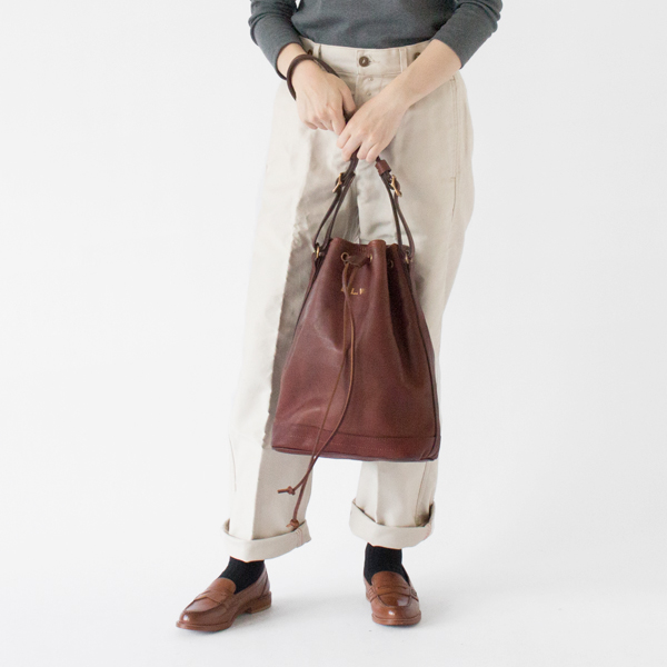 使うたびに自分だけの風合いに変化していくvasco（ヴァスコ）のバッグ(CAMEL・身長162cm)