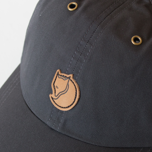 レザーロゴが可愛いキャップです(DARK GREY)