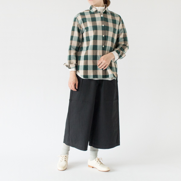 シャツとも合わせられる適度な大きさ(モックネック(M)、身長162cm)