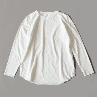 コーディネートに変化を加えてくれるTシャツです コーディネートに変化を加えてくれるTシャツです