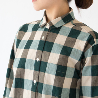 ドロップショルダーのややゆったりとしたシャツ(GREEN) ドロップショルダーのややゆったりとしたシャツ(GREEN)