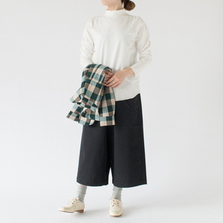 Tシャツと合わせたコーディネートも◎(GREEN、身長162cm) Tシャツと合わせたコーディネートも◎(GREEN、身長162cm)
