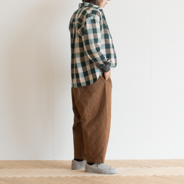 羽織ったシルエットが可愛らしいシャツ(GREEN、身長163cm)