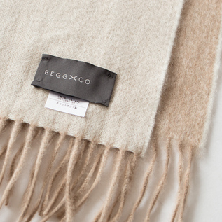 カシミヤマフラー Arran Semi (Stone×White Reversible) カシミヤマフラー Arran Semi (Stone×White Reversible)
