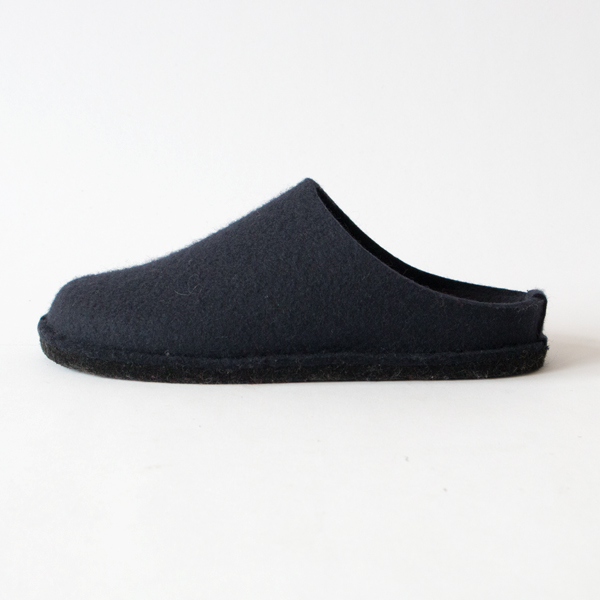 弓なりになった爪先の形状はつまずきにくくなっています 弓なりになった爪先の形状はつまずきにくくなっています