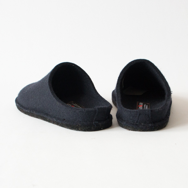 人間工学に基づいて作られた立体形状のフットベッドは足裏をしっかりと支えます 人間工学に基づいて作られた立体形状のフットベッドは足裏をしっかりと支えます