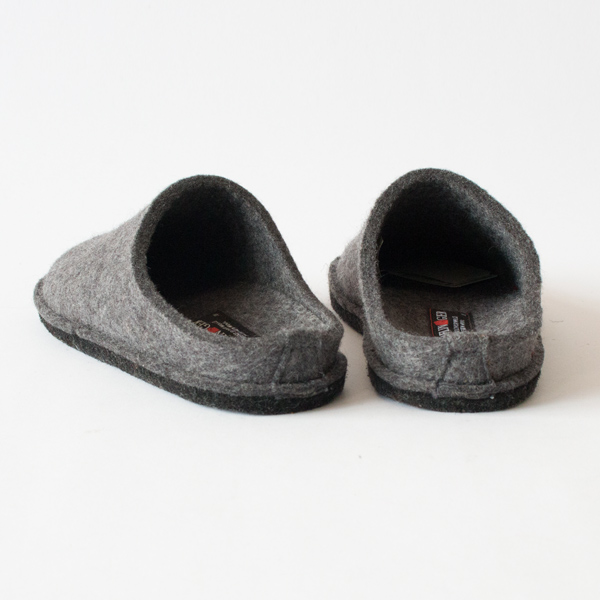 人間工学に基づいて作られた立体形状のフットベッドは足裏をしっかりと支えます 人間工学に基づいて作られた立体形状のフットベッドは足裏をしっかりと支えます