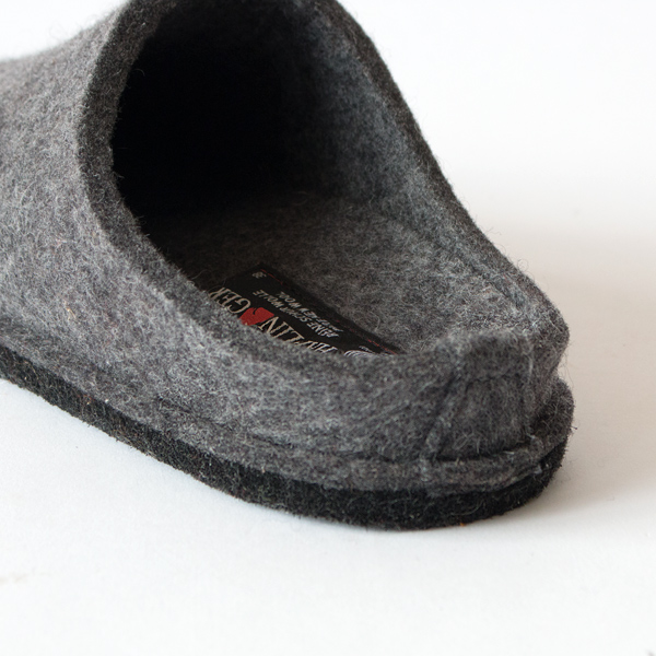 足入れ部分は甲が高い人も履けるようにゆったりとしています 足入れ部分は甲が高い人も履けるようにゆったりとしています