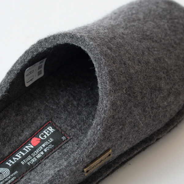 足入れ部分は甲が高い人も履けるようにゆったりとしています 足入れ部分は甲が高い人も履けるようにゆったりとしています