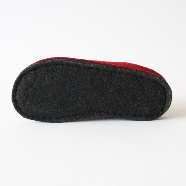 ソールにはラテックスコーティングが施されており、フローリングでも滑りにくいです