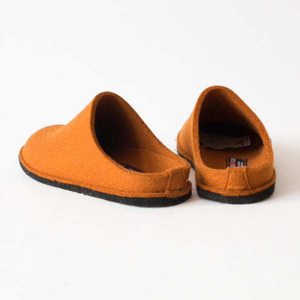 人間工学に基づいて作られた立体形状のフットベッドは足裏をしっかりと支えます 人間工学に基づいて作られた立体形状のフットベッドは足裏をしっかりと支えます