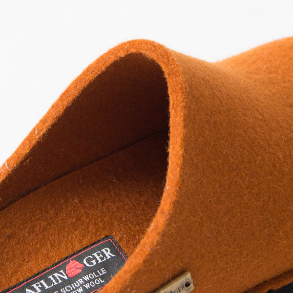 足入れ部分は甲が高い人も履けるようにゆったりとしています 足入れ部分は甲が高い人も履けるようにゆったりとしています