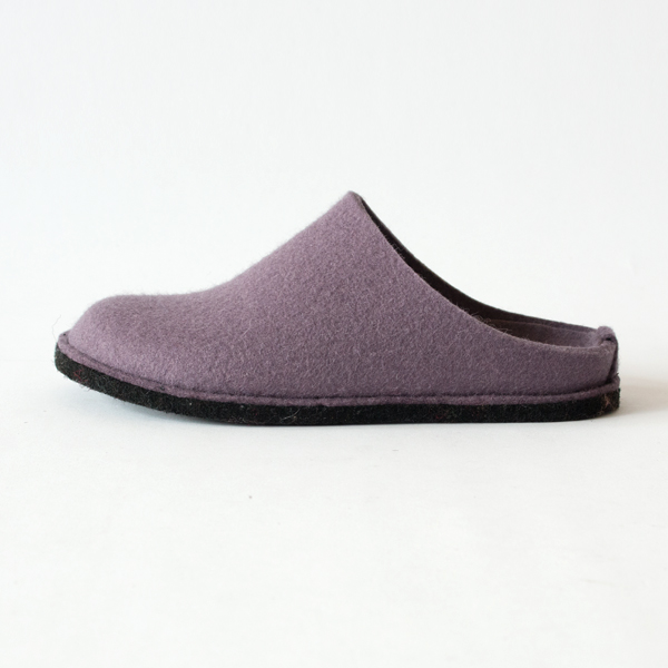 弓なりになった爪先の形状はつまずきにくくなっています