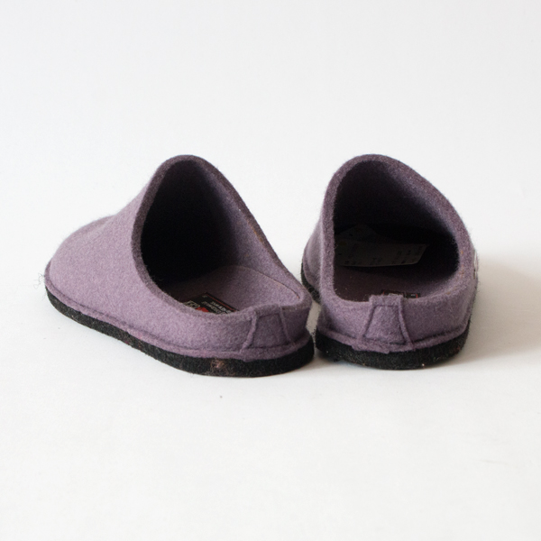 人間工学に基づいて作られた立体形状のフットベッドは足裏をしっかりと支えます