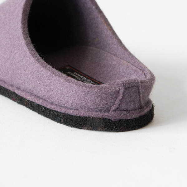 足入れ部分は甲が高い人も履けるようにゆったりとしています