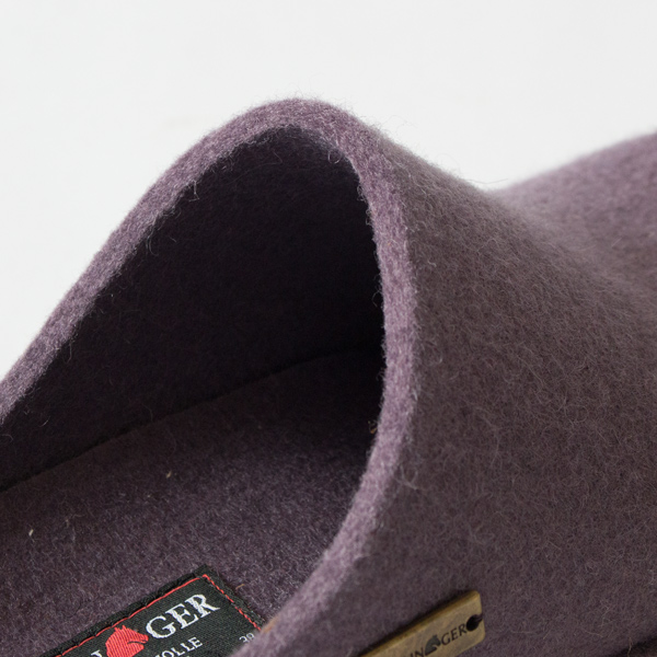 足入れ部分は甲が高い人も履けるようにゆったりとしています