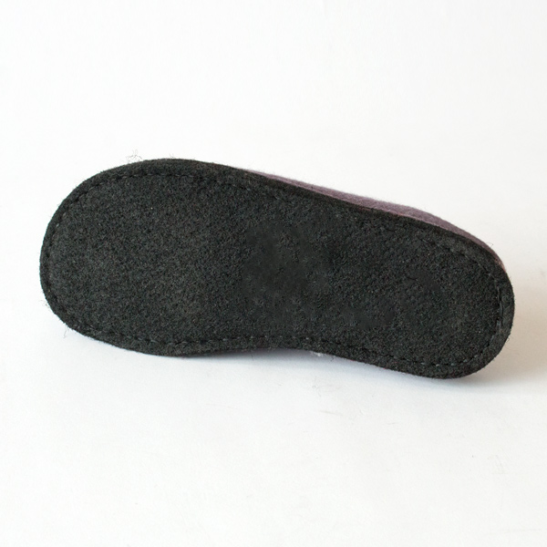 ソールにはラテックスコーティングが施されており、フローリングでも滑りにくいです